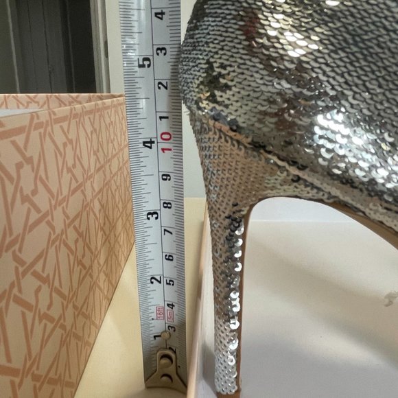 Gorgeous Silver Sequin Pumps Badgley Mischka - Picture 4 of 7